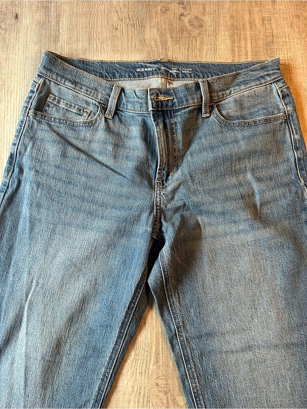 0101. Old Navy Mid-Rise Wow Boyfriend Jeans • Women’s 10 Short